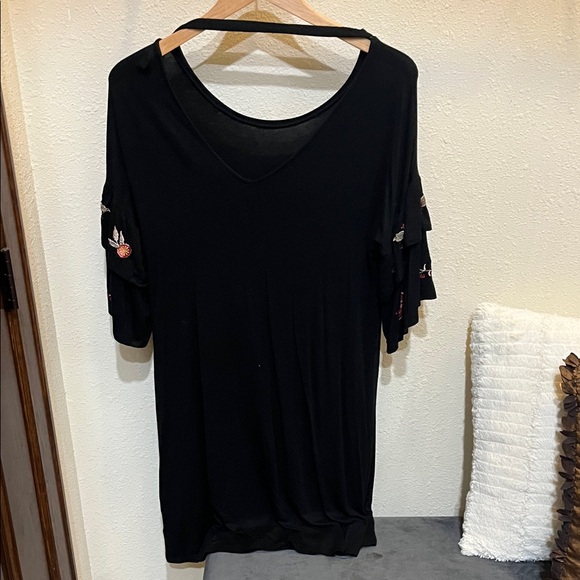 Alya Black Dress with Embroidery from Francesca’s. - Picture 5 of 7